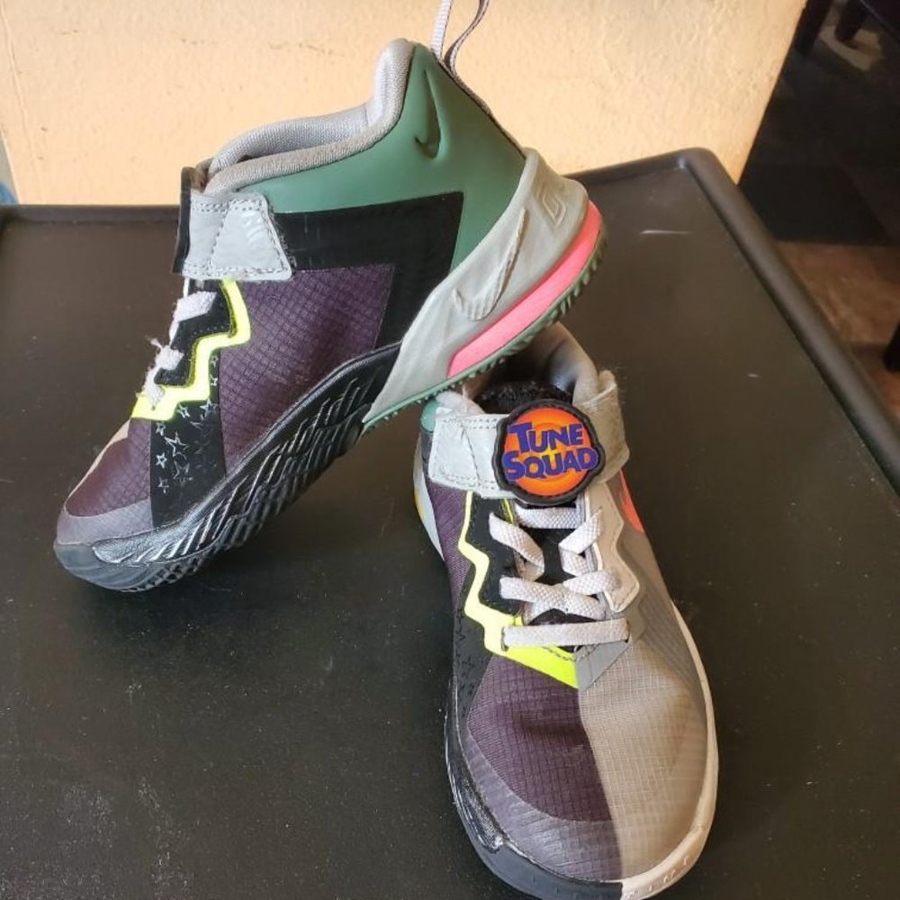 LeBron 18 Low 'Bugs x Marvin' Space Jam Basketball Shoe 'Grey/Pulse'